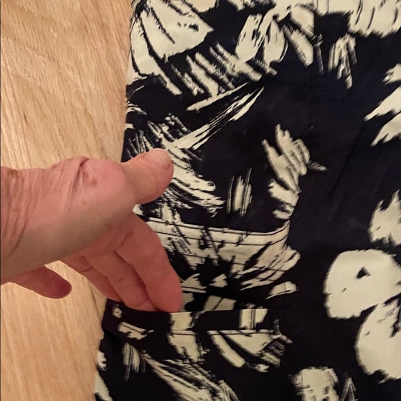 Democracy Navy and Cream Floral Print Capris - Picture 5 of 7